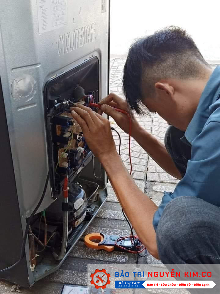 Đang Tiến Hành Bảo Hành Tủ Lạnh Hitachi tại Nhà Của Nguyễn Kim