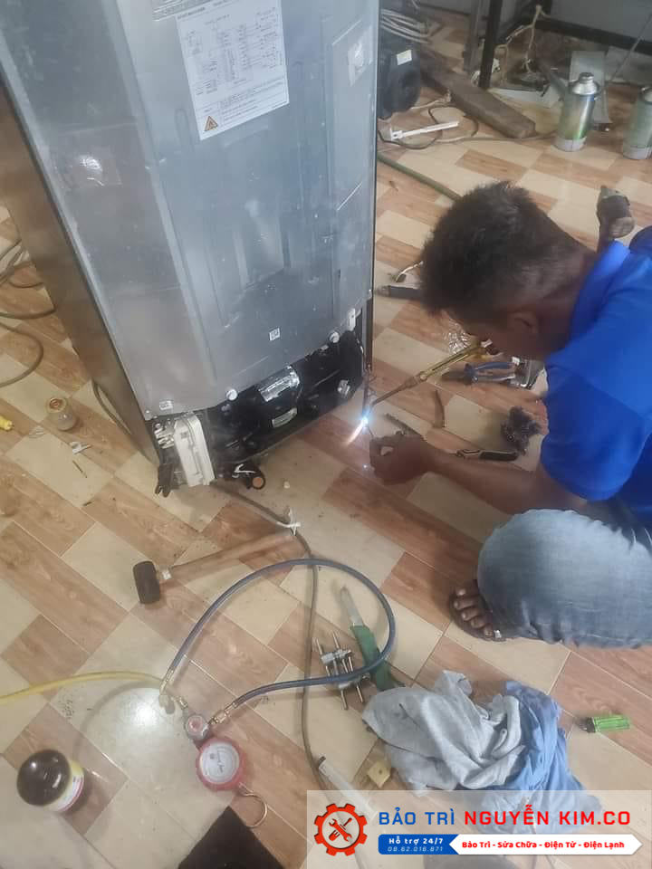Đang tiến hành Bảo Hành Tủ Lạnh Electrolux tại nhà của Nguyễn Kim